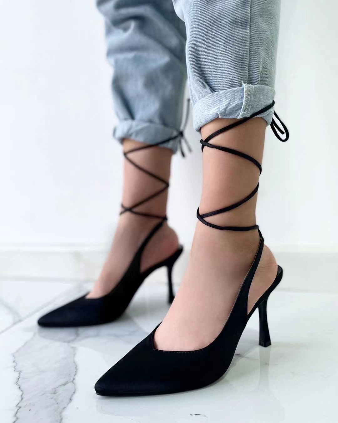 Décolleté nera con laccetti alla caviglia Vanchi