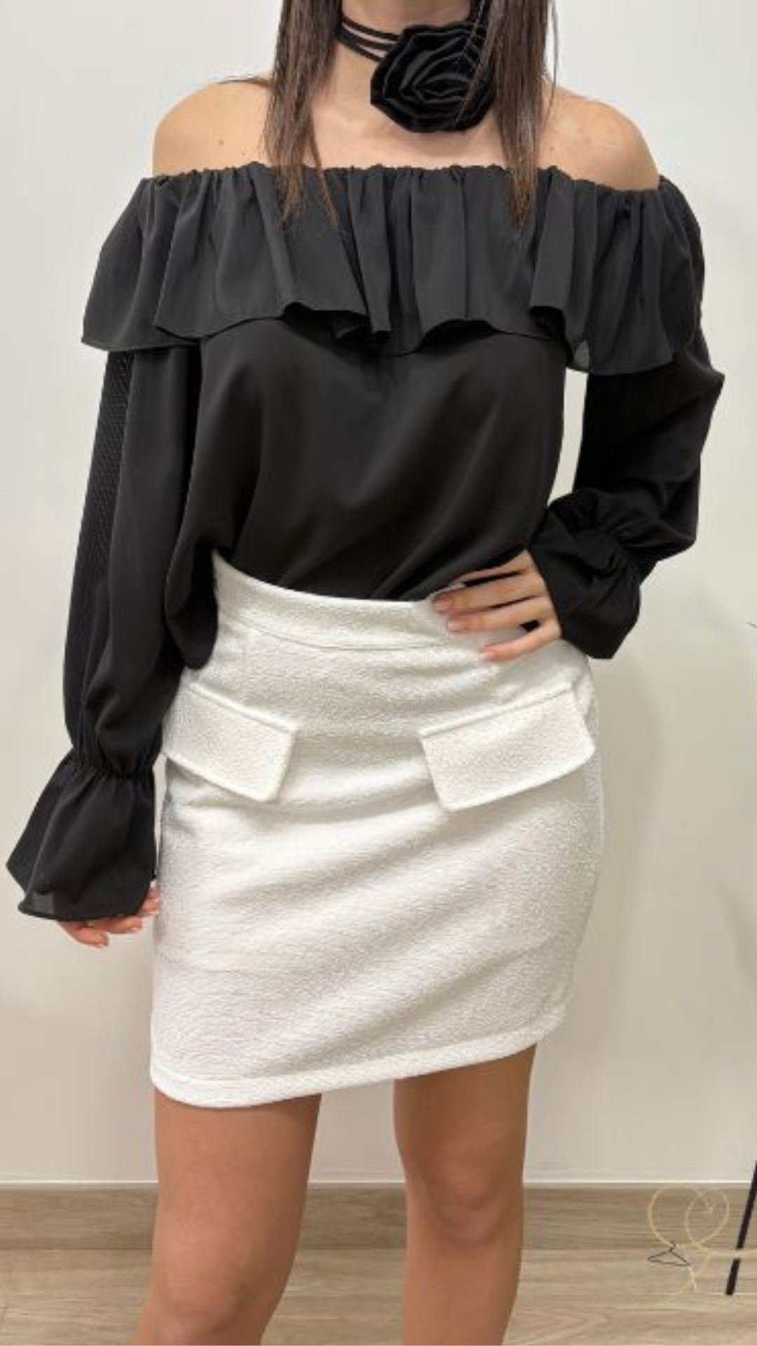 Camicia nera con rosa sul collo
