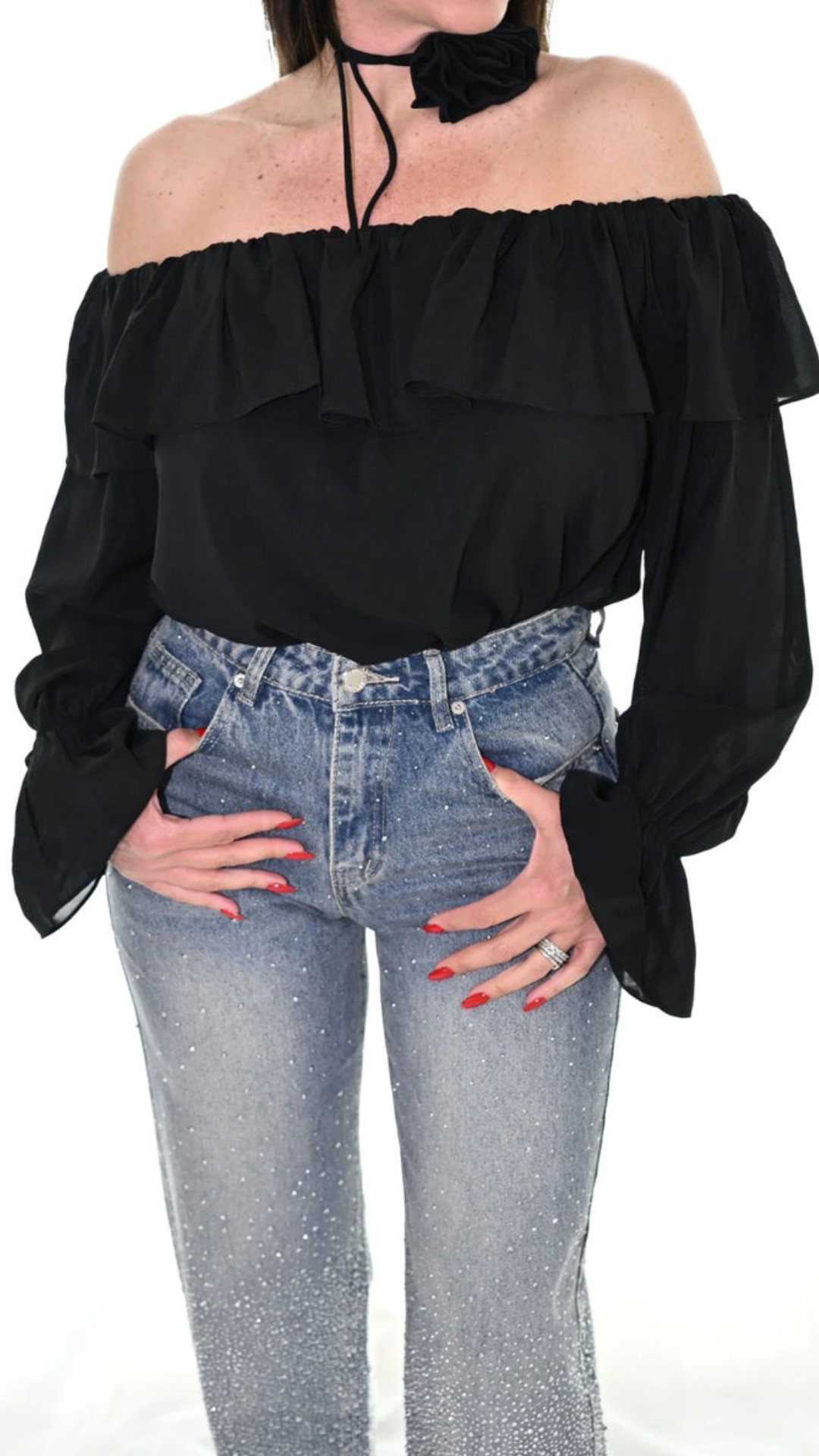 Camicia nera con rosa sul collo
