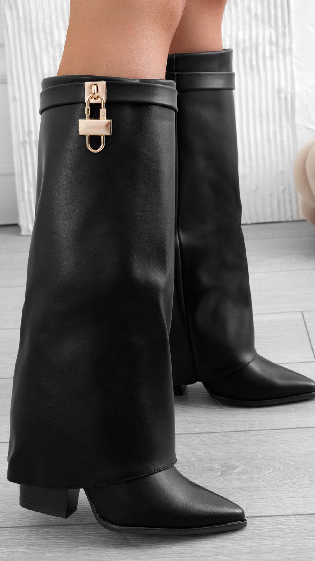 Stivale a punta con risvolto
